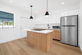 1031 NW 108th Terrace in Miami, FL - Foto de edificio - Building Photo
