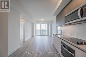 5858 Yonge St in Toronto, ON - Building Photo - Building Photo