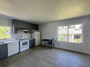 2403 NE 27th St in Renton, WA - Building Photo - Building Photo