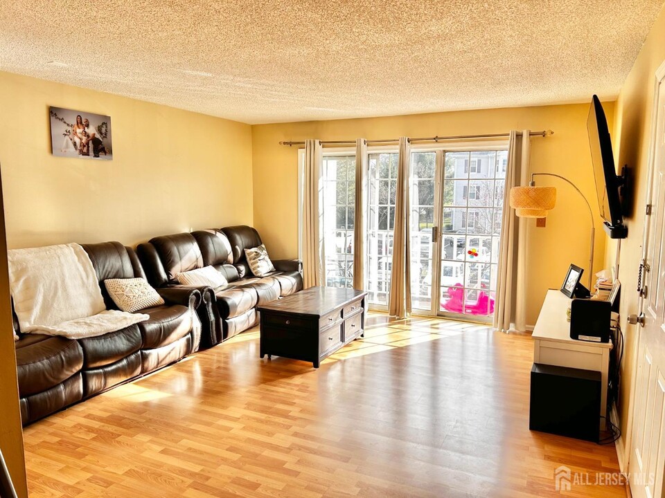 465 Northam Dr in North Brunswick, NJ - Building Photo