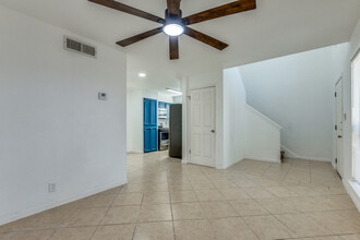 10575 Starcrest Dr in San Antonio, TX - Foto de edificio - Building Photo