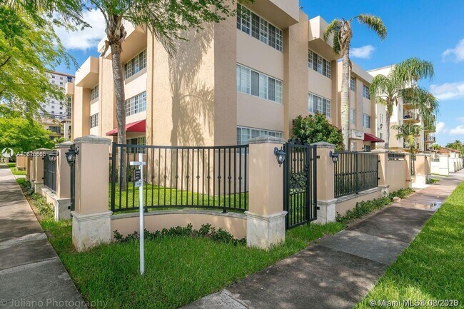 300 Madeira Ave-Unit -304 in Coral Gables, FL - Building Photo - Building Photo