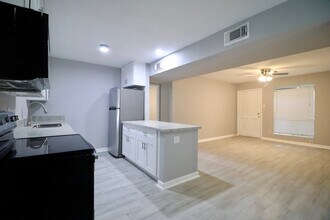 5929 Queensloch Dr in Houston, TX - Building Photo - Building Photo