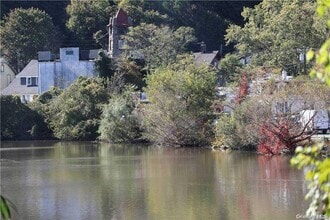 1392 Old Northern Blvd in Roslyn, NY - Building Photo - Building Photo