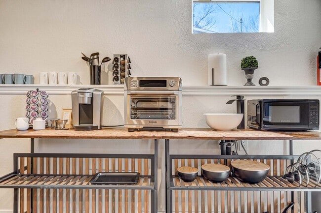 2022 Woodburn St, Unit The Scholar Downstairs #2 in Colorado Springs, CO - Building Photo - Building Photo