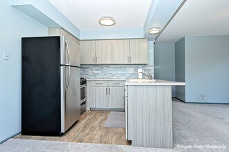 1402 Inverrary Ln in Deerfield, IL - Building Photo - Building Photo