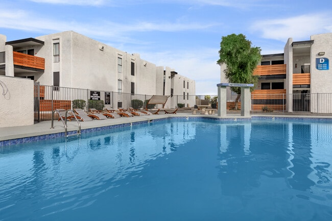 Luna Villa in Phoenix, AZ - Building Photo - Building Photo