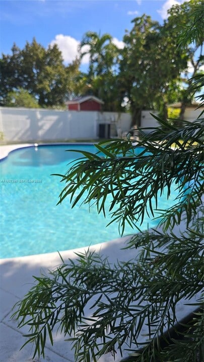 6550 SW 26th St in Miami, FL - Building Photo