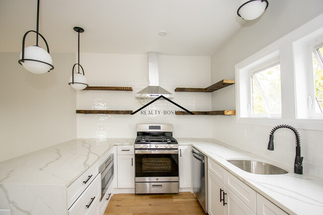 348 Chelsea St in Boston, MA - Building Photo - Building Photo