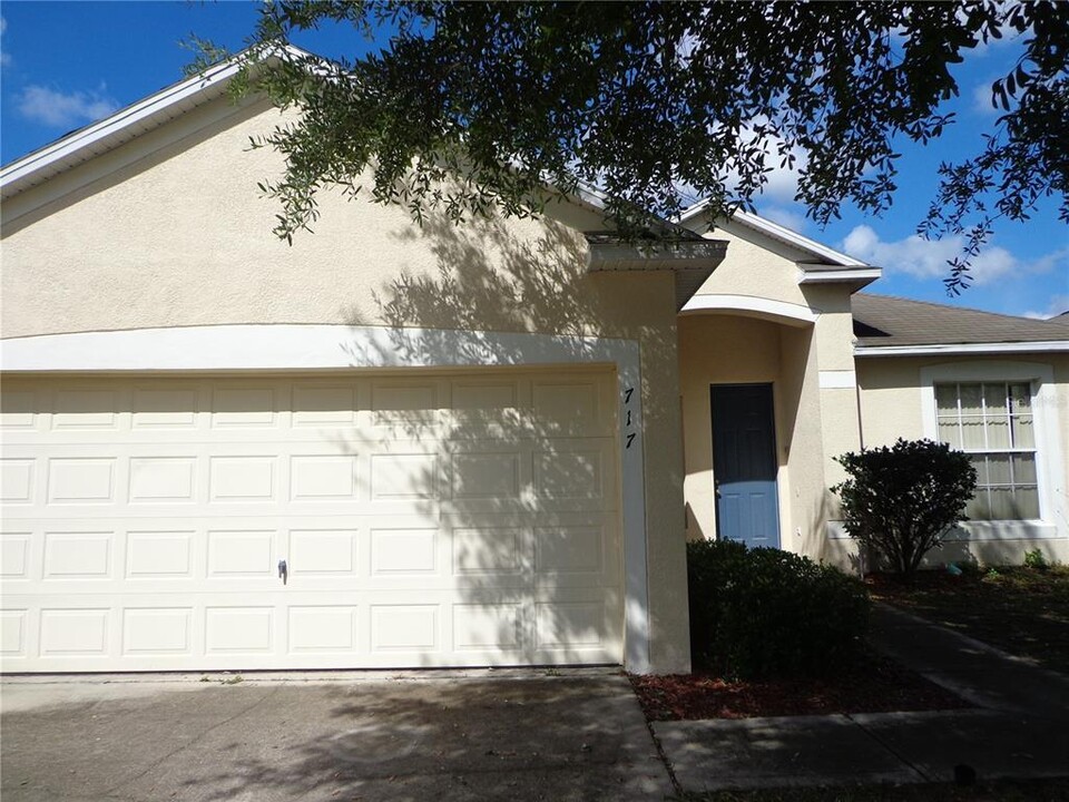 717 Knollwood Dr in Davenport, FL - Building Photo