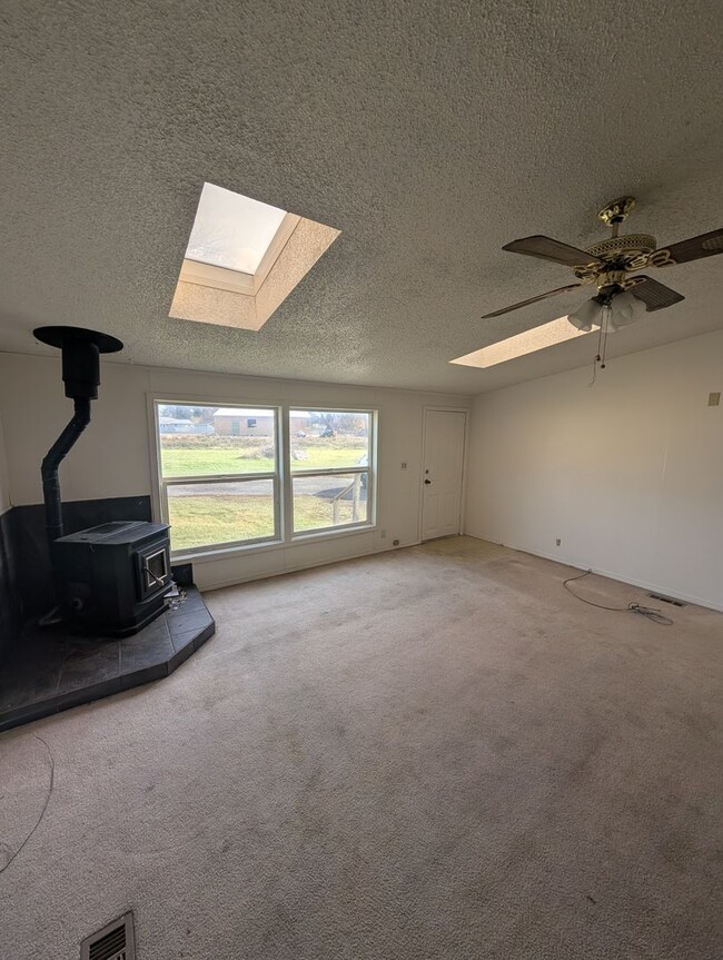 5720 Harlan Dr in Klamath Falls, OR - Building Photo - Building Photo