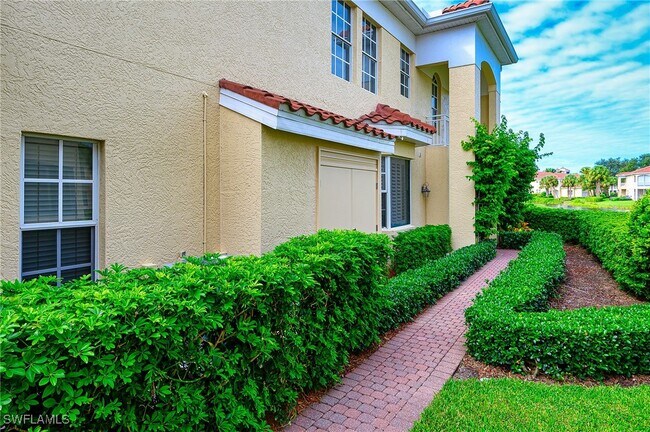 900 L'Ambiance Cir in Naples, FL - Building Photo - Building Photo