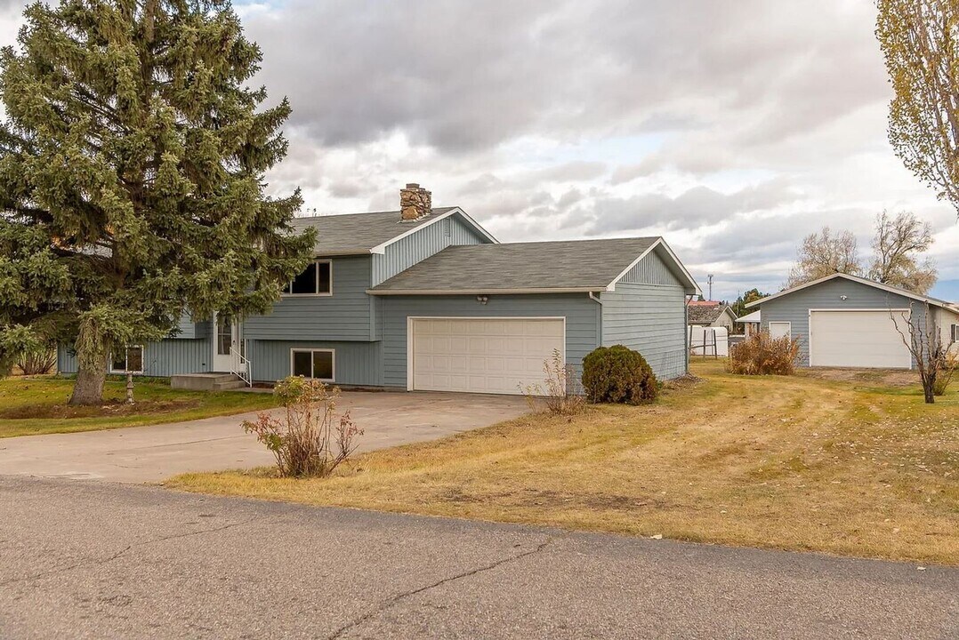 455 Meadow Hills Dr in Kalispell, MT - Building Photo