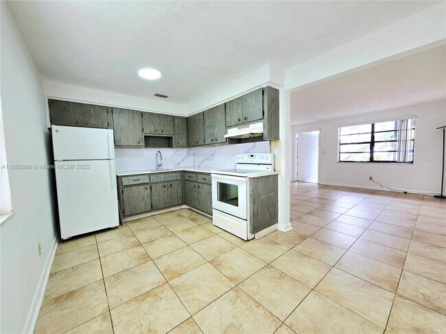 3770 SW 59th Ave in Davie, FL - Building Photo - Building Photo