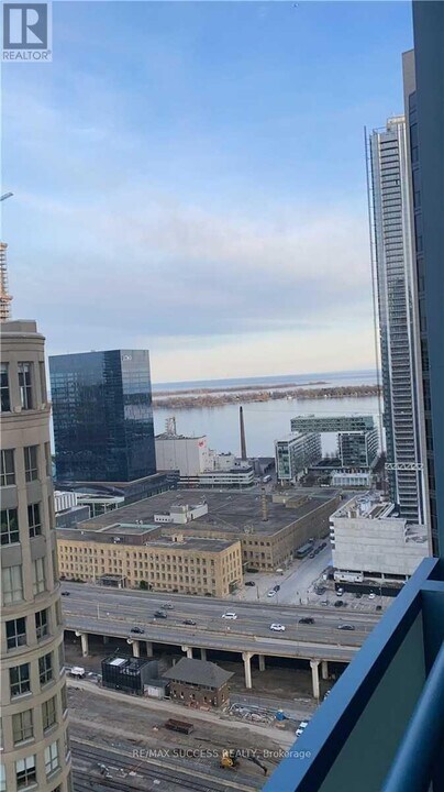 8-3108 The Esplanade in Toronto, ON - Building Photo