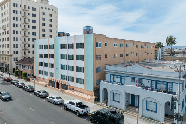 Cedar Towers in Long Beach, CA - Building Photo - Building Photo