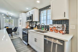 6564 Kelvin Ave in Winnetka, CA - Foto de edificio - Building Photo