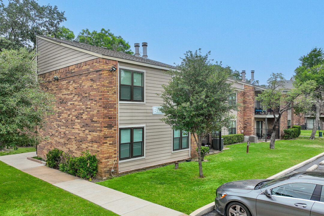 Oak Hollow Condominiums in Dallas, TX - Building Photo