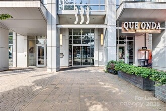 333 W Trade St in Charlotte, NC - Building Photo - Building Photo