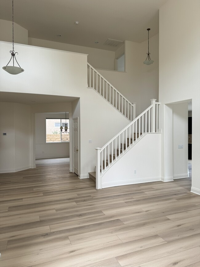 30434 Mallorca Pl in Santa Clarita, CA - Foto de edificio - Building Photo