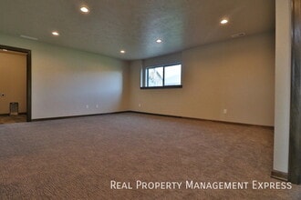 HUGE 4 bedroom home with fenced in backyard! in Sioux Falls, SD - Building Photo - Building Photo