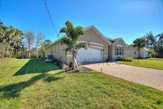 2914 Cadiz St in North Port, FL - Foto de edificio - Building Photo