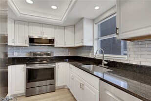 4912 Tamiami Trl E in Naples, FL - Building Photo