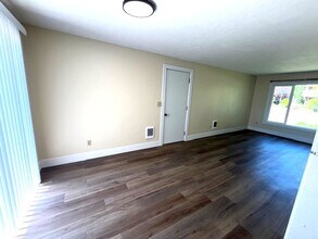 3200 Aquarius Blvd in Newberg, OR - Building Photo - Building Photo