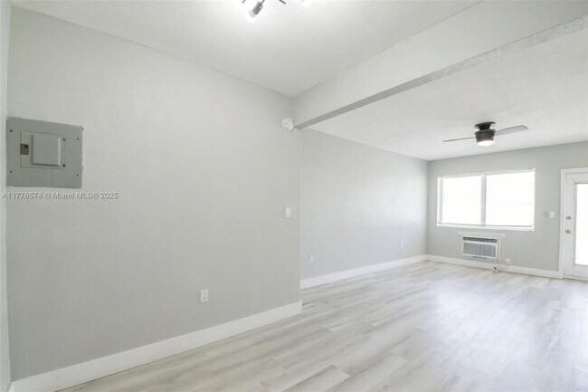 934 Meridian Ave in Miami Beach, FL - Building Photo - Building Photo