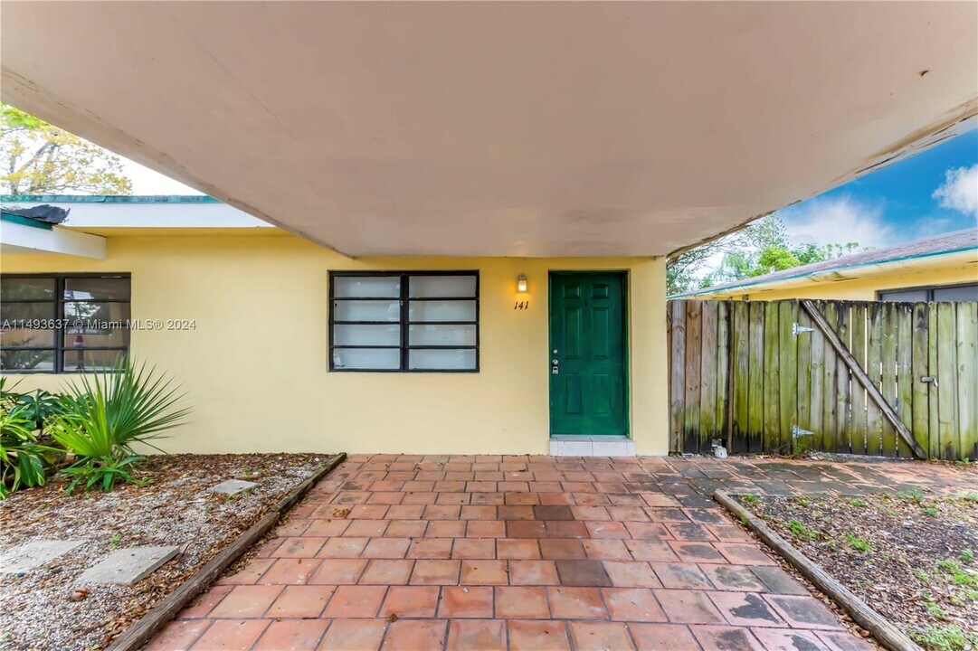 141 NW 27th Terrace, Unit 1-2 in Fort Lauderdale, FL - Building Photo