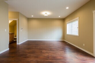 188 NE American Dr in McMinnville, OR - Building Photo - Building Photo