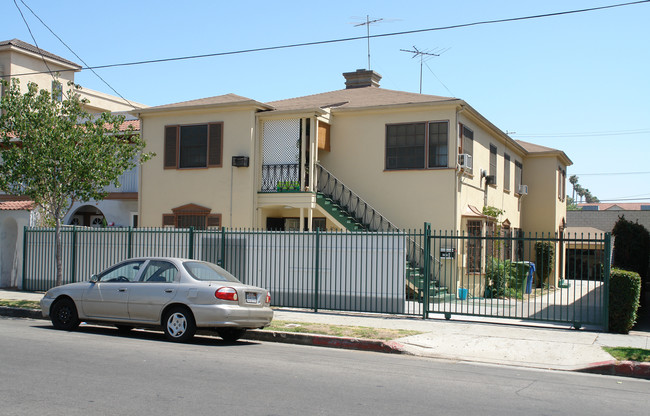 2954 Francis Ave in Los Angeles, CA - Foto de edificio - Building Photo