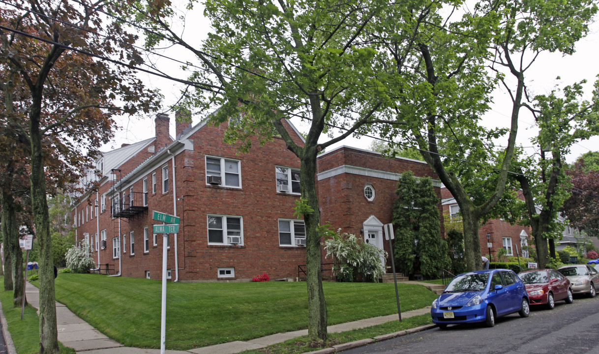 735 Elm Ave in Teaneck, NJ - Foto de edificio