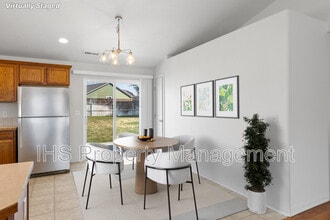 5204 Desert Dove Loop in West Richland, WA - Building Photo - Building Photo