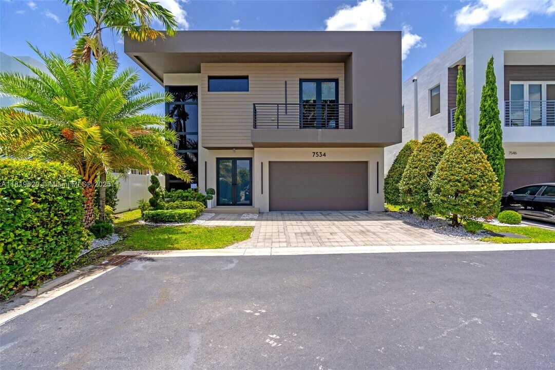 7534 NW 98th Ave in Doral, FL - Building Photo
