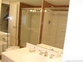 5161 Collins Ave-Unit -1101 in Miami, FL - Foto de edificio - Building Photo