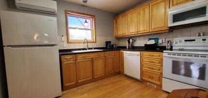 712 County Rd 33, Unit B in Quinte West, ON - Building Photo - Building Photo