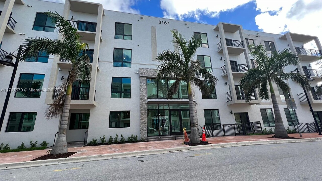 8167 NW 41st St, Unit E-307 in Doral, FL - Building Photo