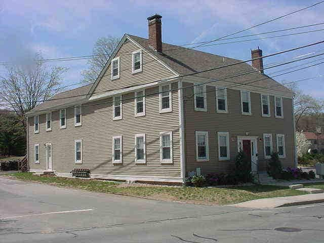 78 Farnum Pike in Smithfield, RI - Foto de edificio