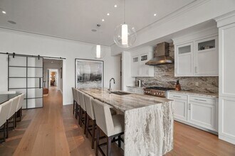 32 Derne St, Unit 2 in Boston, MA - Foto de edificio - Building Photo