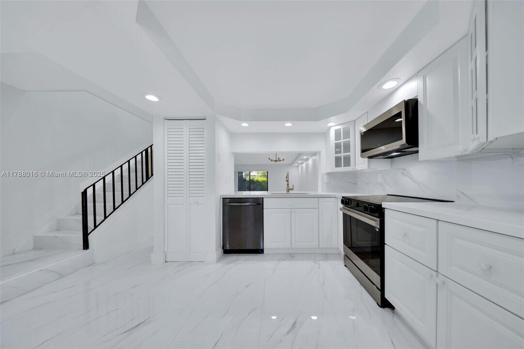 10136 NW 41st St in Doral, FL - Building Photo