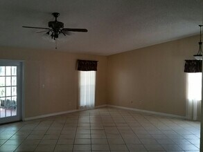 6803 Tropical Shore Way in Tampa, FL - Building Photo - Building Photo