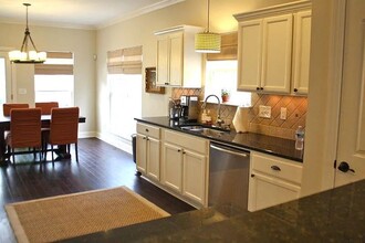 1305 Westvale Dr in Nashville, TN - Foto de edificio - Building Photo