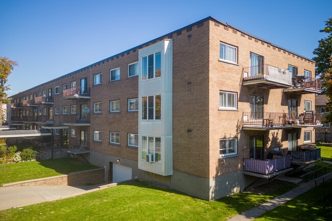 465 Bourke Av in Dorval, QC - Building Photo - Primary Photo