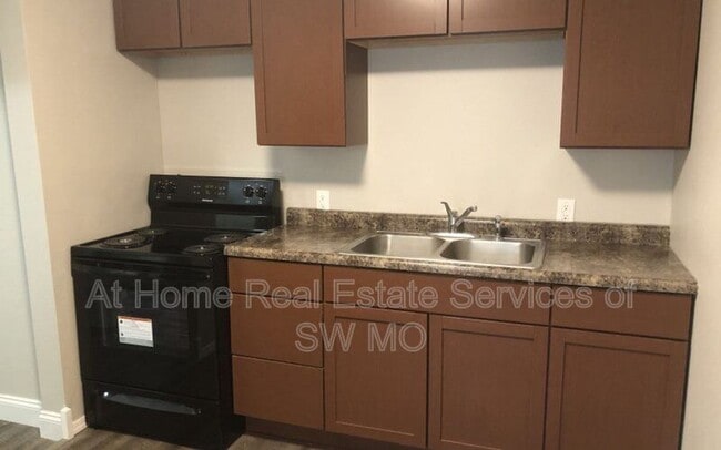 2000 W College St in Springfield, MO - Building Photo - Building Photo