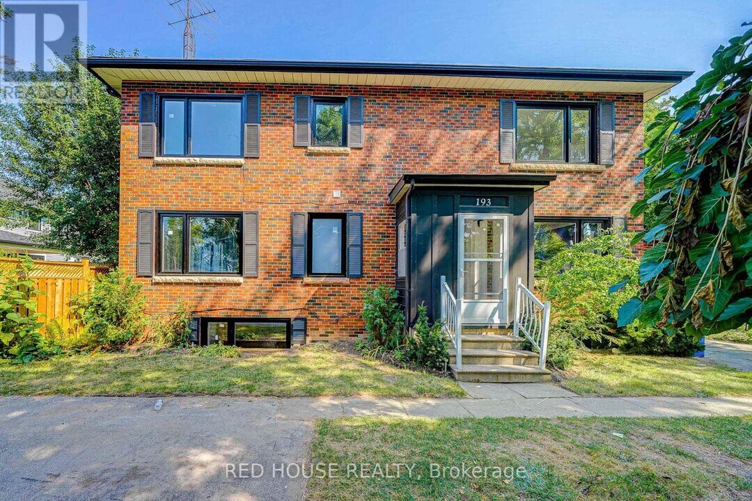 193 Bronte Rd in Oakville, ON - Building Photo