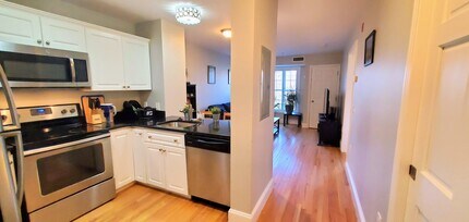 145 Bennington St, Unit 109 in Revere, MA - Foto de edificio - Building Photo