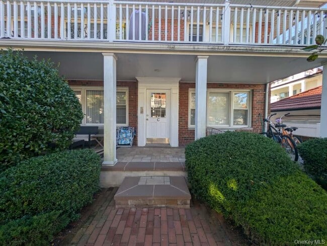 235 W Broadway in Long Beach, NY - Building Photo - Building Photo