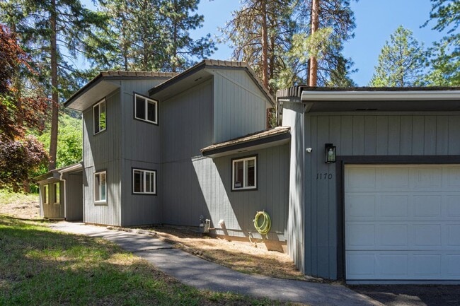 property at 1170 Eagle Ct