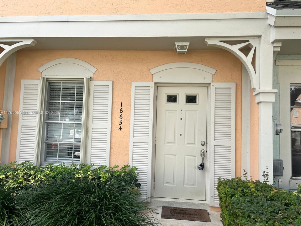 16654 Hemingway Dr in Weston, FL - Building Photo